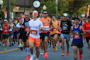 Babil, New York, ABD - 22 Ekim 2023: Birçok koşucu Long Island 'da bir maratonun başında ve yarım maratonda koşuyor.