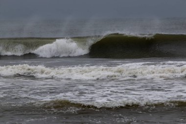 Long Island açıklarında püskürtücü arka planda dalgalar var..