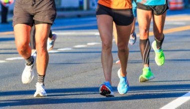 Koşucuların Bacakları 'nın önü sabah güneşinde yollarda koşuyor..