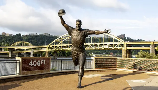 stock image Pittsburgh, Pennsylvania, USA - 8 August 2023: Front view of the Bill Mazeroski Statue at PNC Field in the city of Pittsburgh Pennsylvania with yellow and gold bridges in the background.