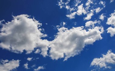 Mavi gökyüzü, gökyüzü arka planı olarak kullanılacak bir sürü beyaz bulutlu..