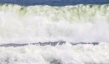 Atlas Okyanusu 'nun suları Ernesto Kasırgası' ndan fışkırırken büyük dalgalar beyaz deniz köpüğü kıyıya doğru akıyor..