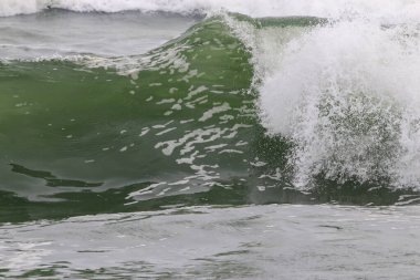 Ernesto Kasırgası yüzünden Atlantik Okyanusu açıklarında oluşan büyük bir dalgaya yaklaşıp parçalanmak üzere..