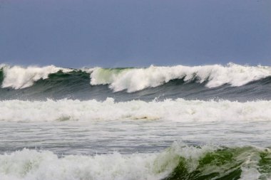 Long Island açıklarındaki Ernesto Kasırgası 'nın suları çalkaladığı sırada büyük bir Atlantik Okyanusu dalgasının yan görüntüsü..