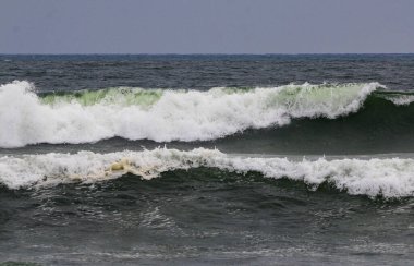 Ernesto Kasırgası 'ndan sonra, Long Island' daki Gilgo Sahili 'nde büyük dalgalar fren yapıyor..