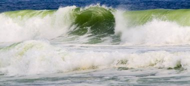 Atlantik Okyanusu, Long Island açıklarındaki Gilgo Sahili 'nde dalgalar yaratıyor..