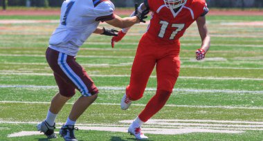 Bir maçın başında defansın önünden koşan liseli futbolcu..