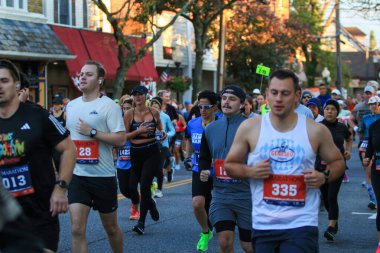 Babil, New York, ABD - 22 Ekim 2023: Babil Köyü 'nde bir maraton ve yarım maraton koşan büyük bir koşucu grubu.