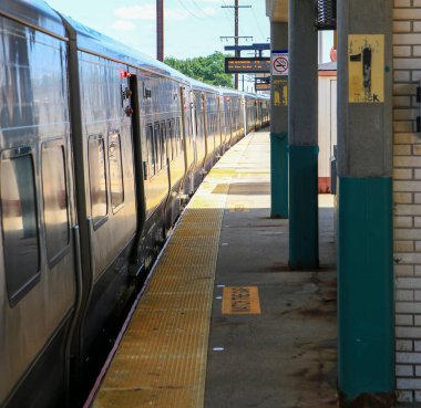 Long Island Demiryolu Treni yolcuları New York 'a götürmek için Babil tren istasyonuna varıyor..