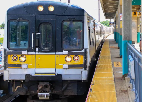 Long Island demiryolu treni Babil New York 'taki tren istasyonuna yanaşıyor..