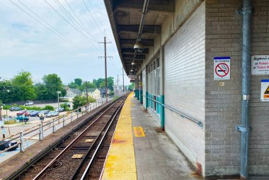 Babil, New York, ABD - 8 Temmuz 2024: Babylon tren istasyonunun güney tarafından batıya bakıyor.