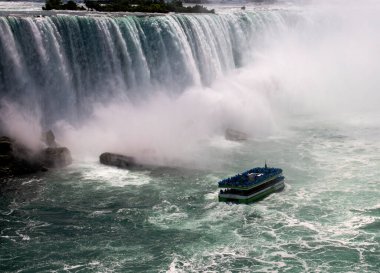 Ziyaretçiler, Niagara Şelalesi 'nin yanındaki sislerin arasında tekne turuna çıkıyorlar..