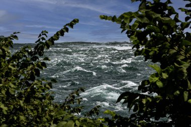 Güçlü rüzgarlar ve akıntılar, Niagara Nehri 'nin çevresini çevreleyen dalgalar oluşturur.