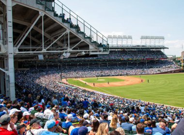 Chicago, Illinois, ABD - 19 Temmuz 2024: Taraftarlar hareketli bir öğleden sonra takımları için tezahürat yaparak stadyumun tribünlerini dolduruyorlar.