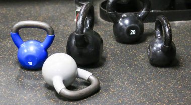 Spor salonunun zeminine değişik ağırlık çanlarını yerleştirirler. Egzersiz rutinleri ve antrenman seansları için hazırdırlar..