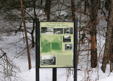 Williamsville, Vermont, ABD - 18 Şubat 2025: İşaret, karlı bir yol boyunca Williamstown Kapalı Köprüsü hakkında bilgi gösteriyor.