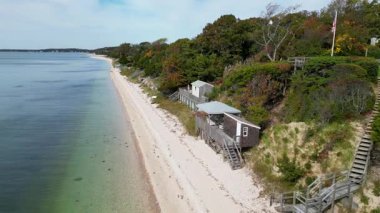 İnsansız hava aracı Nassau Point 'in batı tarafına ilerliyor. Kuzeye ilerliyor..