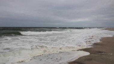 Atlantik Okyanusu dalgaları Long Island New York 'taki Ateş Adası sahillerinde dalgalanır..