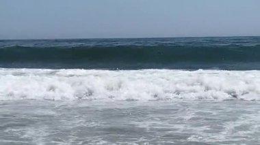 Long Island sahillerine yığılmış pek çok büyük dalgalar var..