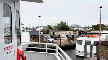 Fire Island feribotu sahil limanından kalkıyor..