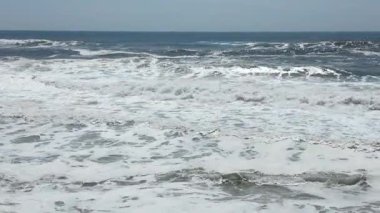 Çok engebeli ve aktif bir Atlantik Okyanusu 'ndaki İHA' dan aşağıya bakmak Huricane Debby 'den yükseldi.