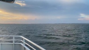 Long Island kıyısındaki büyük Shouth körfezi üzerinde bir fırtınaya doğru giden bir feribota binmek..