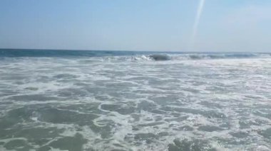 Ateş Adası, Long Island, New York, ABD açıklarında bir fırtınayla oldukça aktif Atlantik Okyanusu manzarası..