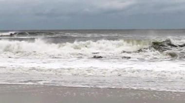 Ateş Adası, Long Island, New York, ABD açıklarında bir fırtınayla oldukça aktif Atlantik Okyanusu manzarası..