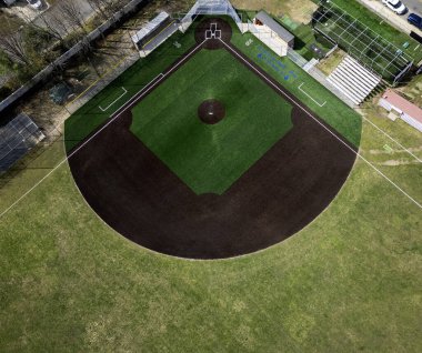 Hava görüntüsü, doğal çimen sahası olan yeni bir yapay saha sahası yakalıyor..