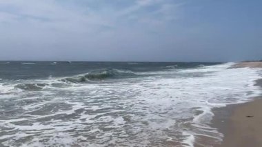 Ateş Adası New York sahillerinde çok rüzgarlı bir günde Atlantik Okyanusu.