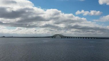 Büyük Güney Körfezi köprüsünün deniz aşırı görüntüsü..