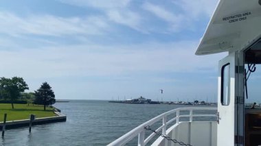 Fire Island feribotunun tepesinden körfeze doğru giden kanalı izleyin..