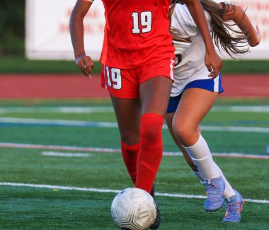 Topla Koşan Kadın Futbolcu Yarışmacı Yakından İzleniyor.