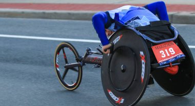 Batı Islip, New York, ABD - 22 Ekim 2023: Kendini adamış yarışçı tekerlekli sandalyede pisti itiyor, kararlılık gösteriyor.