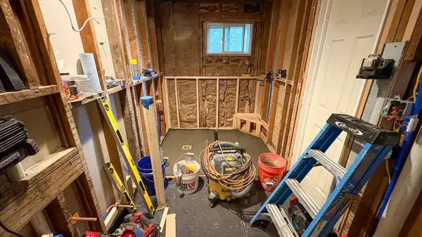 Babil, New York, ABD - 13 Mayıs 2025: İnşaat alanında yenileme araçları, merdivenler ve ekipmanlar yer almaktadır.