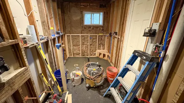 İnşaat araçları ve ev geliştirme malzemelerinin yer aldığı yoğun yenileme alanı.