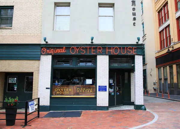Pittsburgh, Pennsylvania, ABD - 6 Ağustos 2023: Orijinal Oyster House parlak tabelalı ve açık hava koltuklu misafirleri davet ediyor.