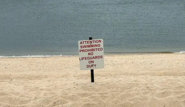 Huzurlu sularda yüzmeye karşı ziyaretçileri uyaran bir tabela..