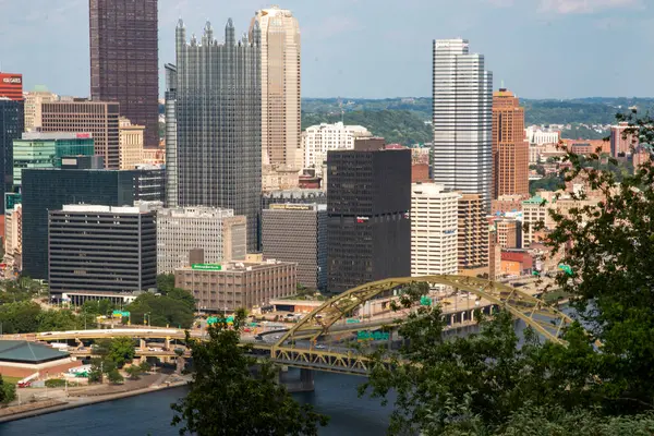 Pittsburgh, Pennsylvania, ABD - 8 Ağustos 2023: Pittsburgh 'un canlı bir silueti gökyüzüne karşı yüksek binalar sergiliyor.