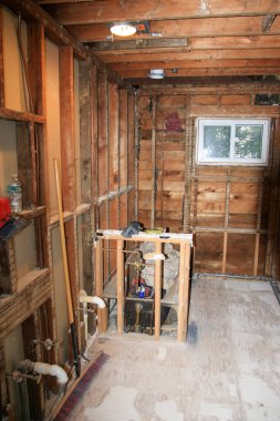 Çerçeveleme ve tesisat yenileme sürecindeki duvarlar kaldırıldı..