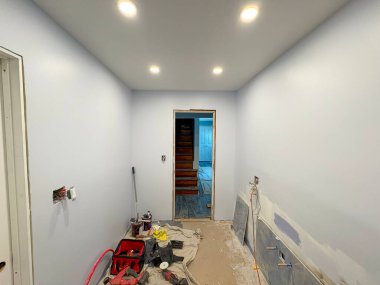 Banyo yenileniyor. Yeni boyanmış duvarları ve modern ışıklandırması var..