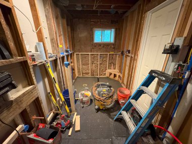 Babil, New York, ABD - 8 Haziran 2025: Aletler ve inşaat malzemelerinin görüldüğü bir odada inşaat çalışmaları sürüyor.