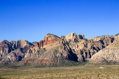 Geniş çöl manzarası etkileyici kızıl kaya dağlarını canlı renklerle barındırıyor..