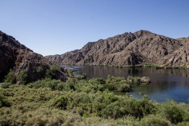 Arizona 'daki kayalık dağlarda dolaşan sakin bir nehrin havadan görünüşü..