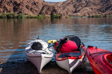 Kayıkçılar teknelerini Arizona 'daki Colorado Nehri' nin sakin sularında hazırlıyorlar..