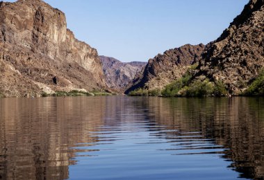 Görkemli uçurumlar, Arizona 'nın sakin sularını berrak mavi gökyüzünün altında tutuyor..