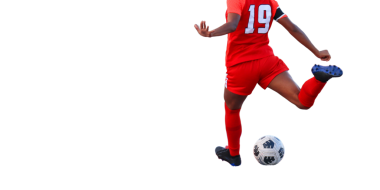 Kırmızı Üniformalı Kadın Futbolcu, saydam bir arkaplanda Futbol Topuyla Bir Şut Çekiyor.