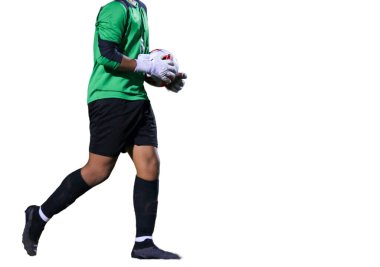 Yeşil forma giyen bir kalecinin elinde şeffaf bir arka planı olan bir futbol topu var..