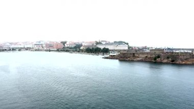 San Anton Kalesi ve Galiçya 'daki binalar İspanya' nın Coruna Limanı 'nda.