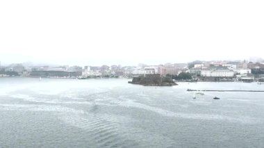 San Anton Kalesi ve Galiçya limanı yakınlarındaki Coruna Limanı manzarası.